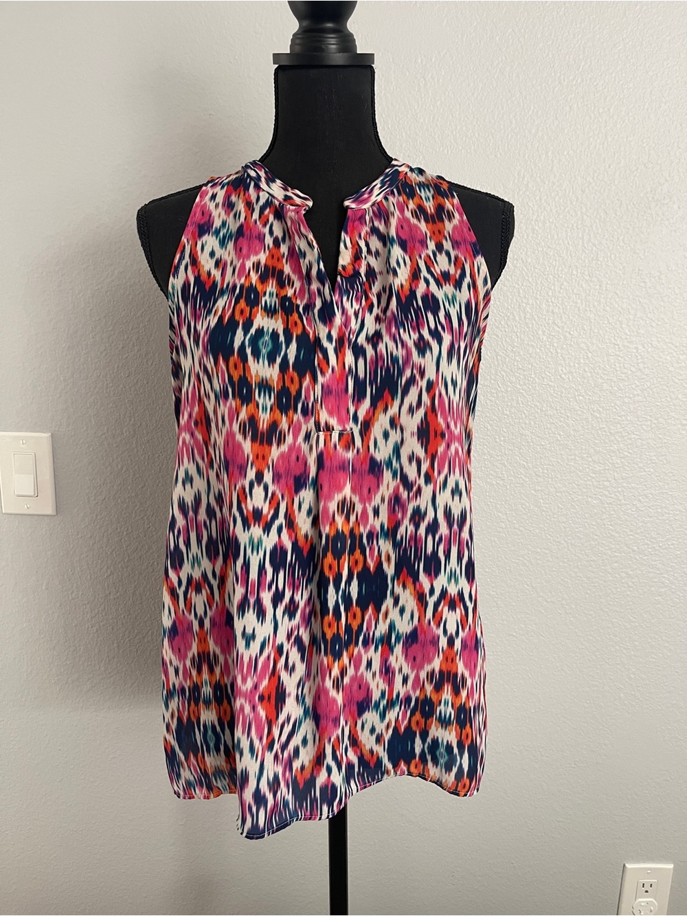 ALICE COLLECTIONSleeveless Printed Split-Neck Top - Pink Multi
